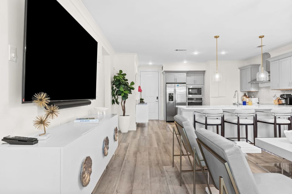 Stylish, light-filled living space with modern décor.
