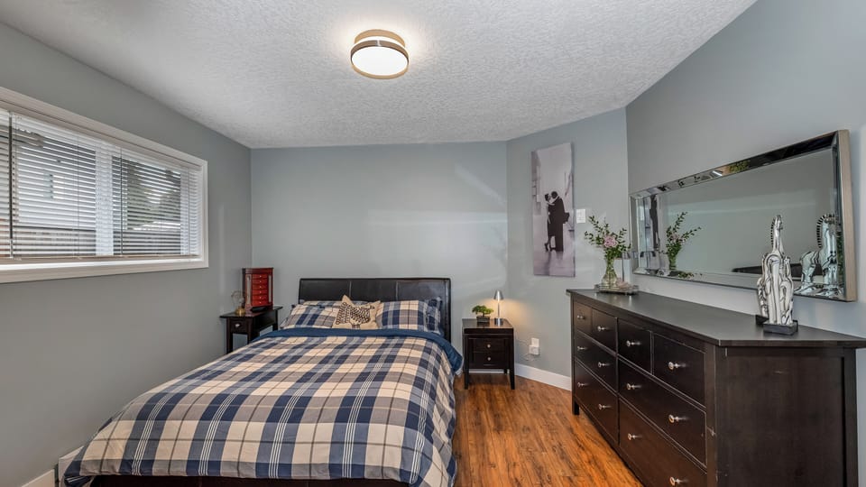 Knockan Hill Rentals - Ground Floor Suite | Iron/ironing board, WiFi (free), bed sheets