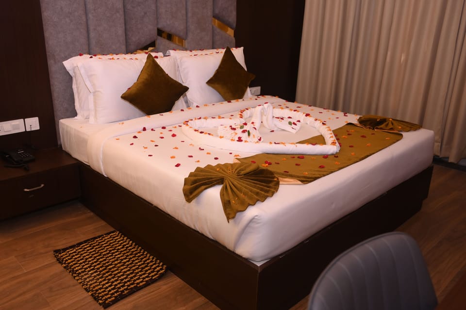 Luxury Suite | In-room safe, desk, laptop workspace, soundproofing