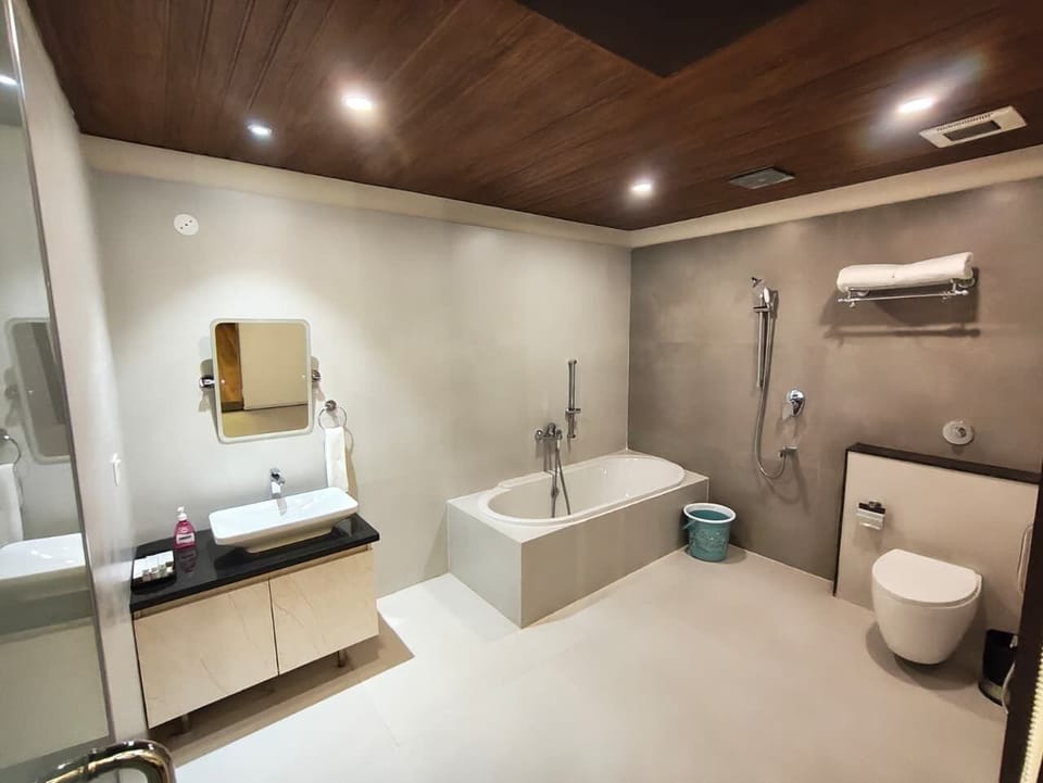 Luxury Suite | Bathroom | Slippers, soap, shampoo, toilet paper