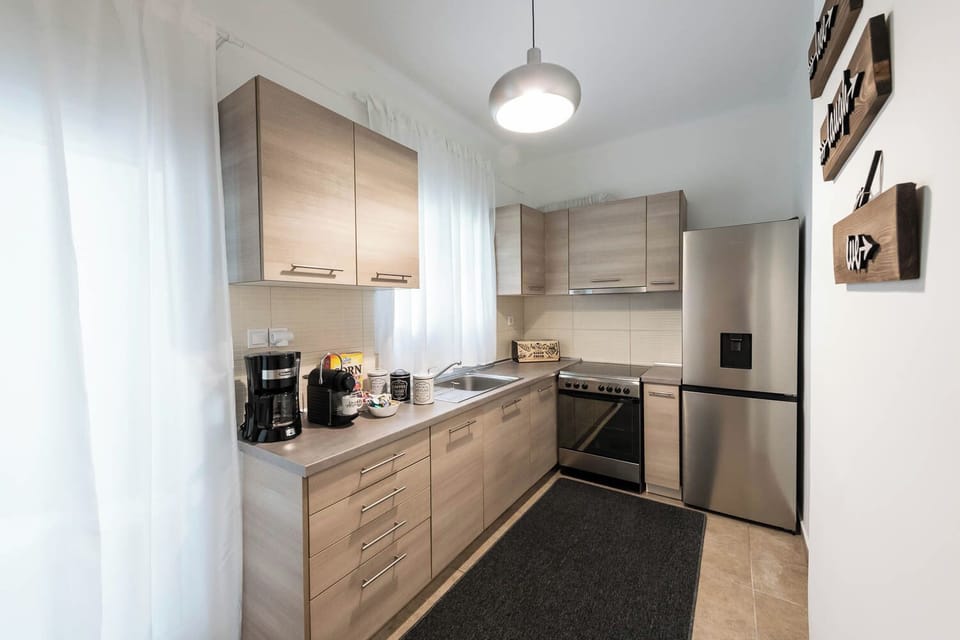 Apartment, 4 Bedrooms | Private kitchen | Electric kettle, toaster