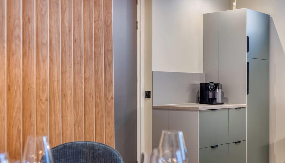 Compact yet complete kitchen with built-in appliances and a sleek matte finish.