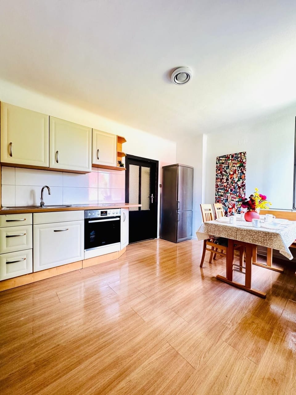 Basic Apartment | Private kitchen | Fridge, microwave, oven, stovetop
