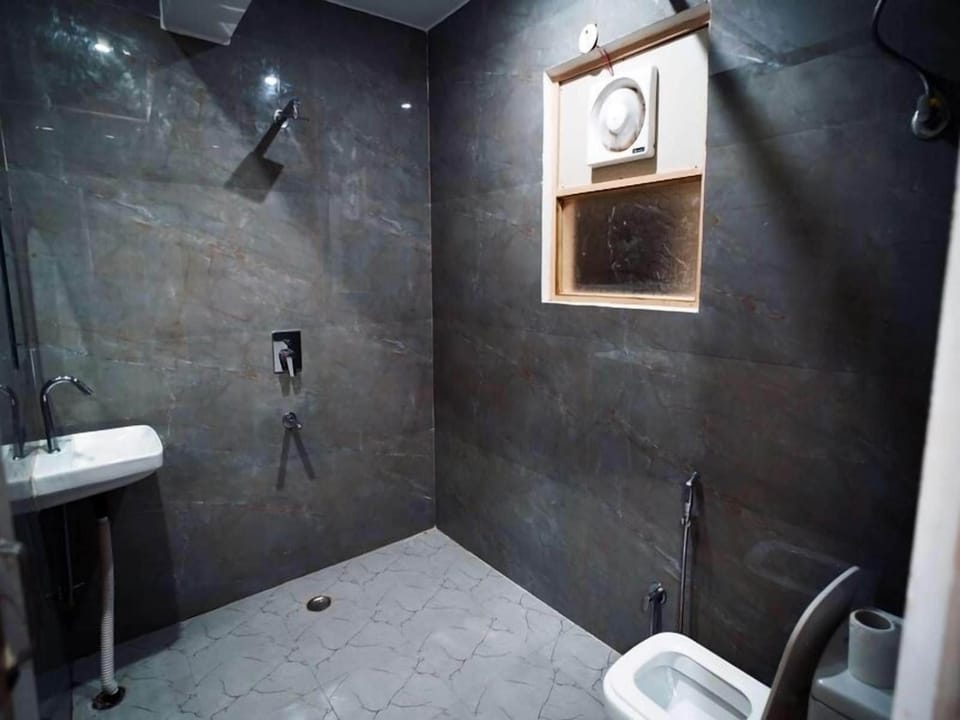 Luxury Suite, City View | Bathroom | Shower, slippers, towels, soap