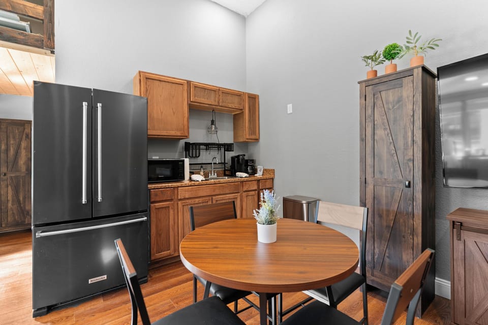 Kitchenette with a dining table seating 4.