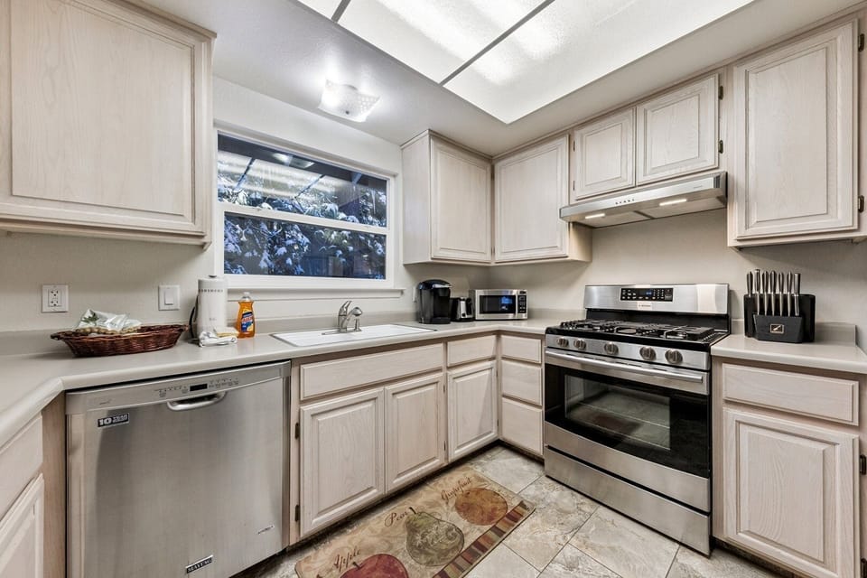 House, 3 Bedrooms | Private kitchen