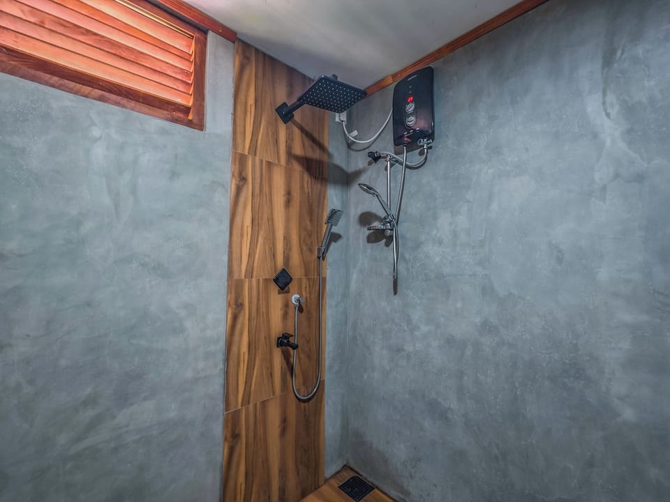 Comfort Cottage, Patio, Garden View | Bathroom | Free toiletries, bidet, towels, toilet paper