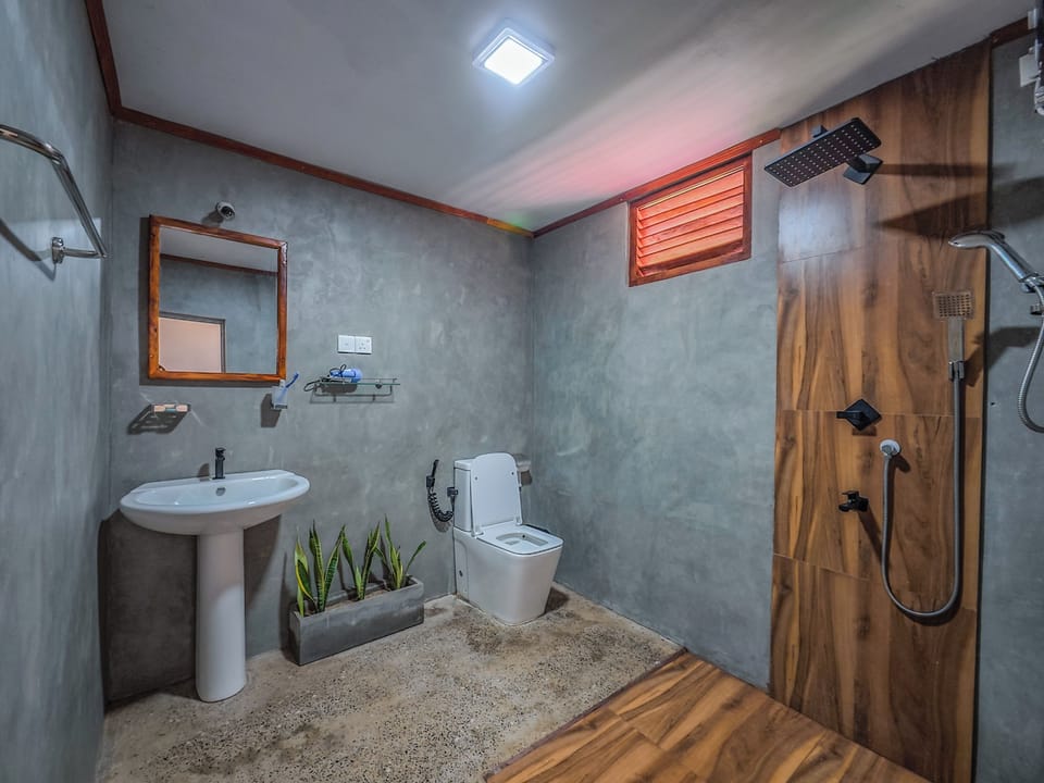 Comfort Cottage, Patio, Garden View | Bathroom | Free toiletries, bidet, towels, toilet paper
