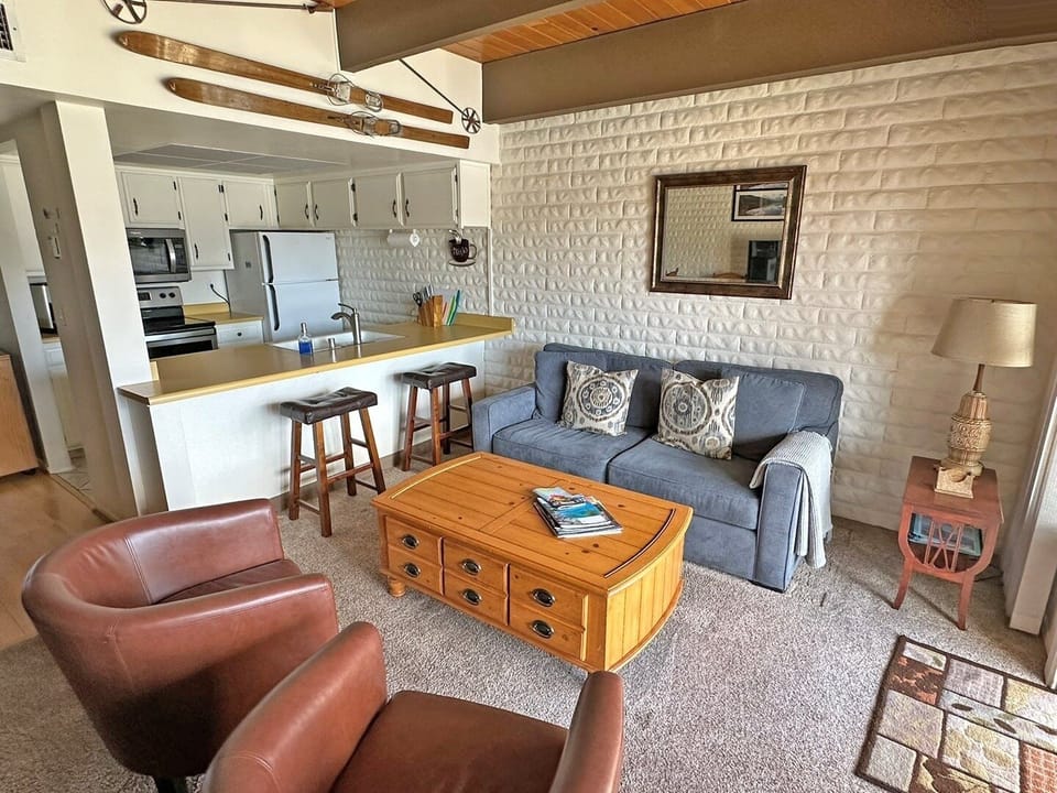 Condo, 3 Bedrooms | Living area