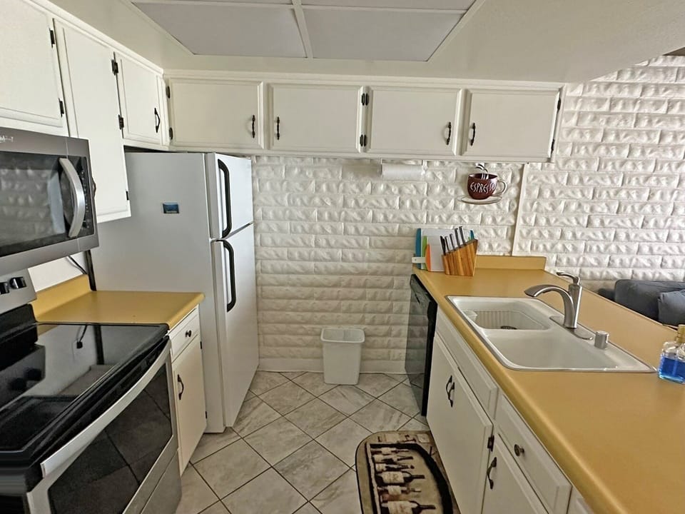 Condo, 3 Bedrooms | Private kitchen
