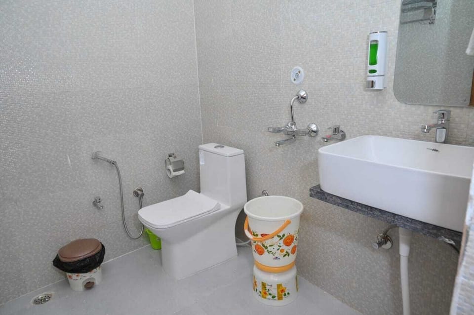 Towels, soap, shampoo, toilet paper