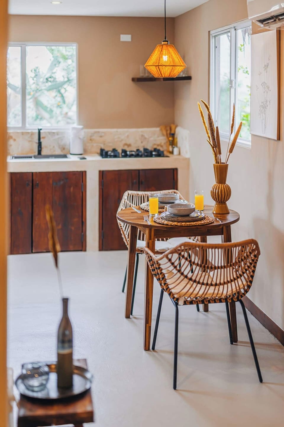 Breakfast corner with a tropical touch