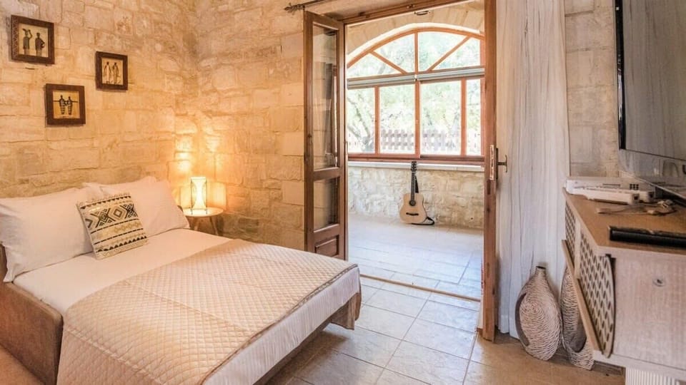 Spacious & Warm Double Room with Access to  Entertainment Room