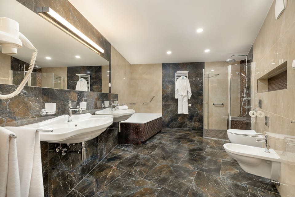 Luxury Apartment, Balcony, Garden View | Bathroom