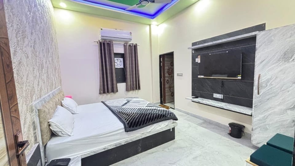 Luxury Double Room | Down comforters, Select Comfort beds, desk, WiFi (free)