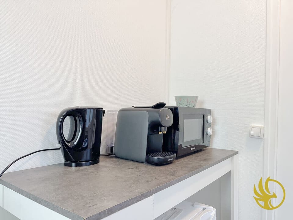 micro-onde, bouilloire, et machine à café