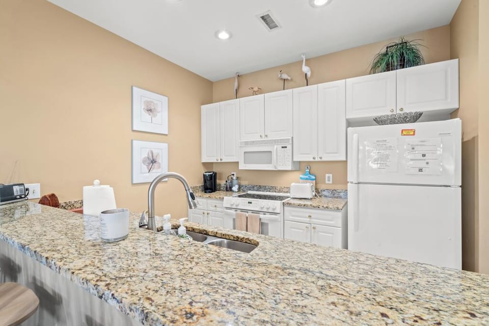 Granite Kitchen with bar top for additional seating. Great for entertaining.