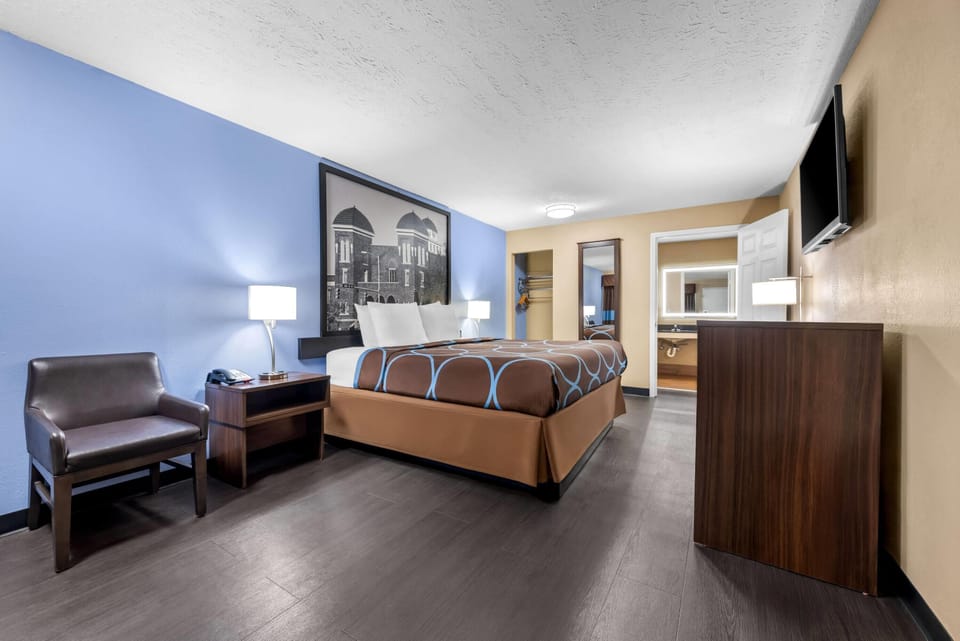 Room, 1 King Bed, Non Smoking (Mobility Accessible Room w/ Grab Bar) | In-room safe, desk, iron/ironing board, rollaway beds