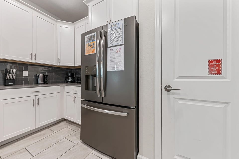 Modern Kitchen with Sleek Stainless Steel Appliances!