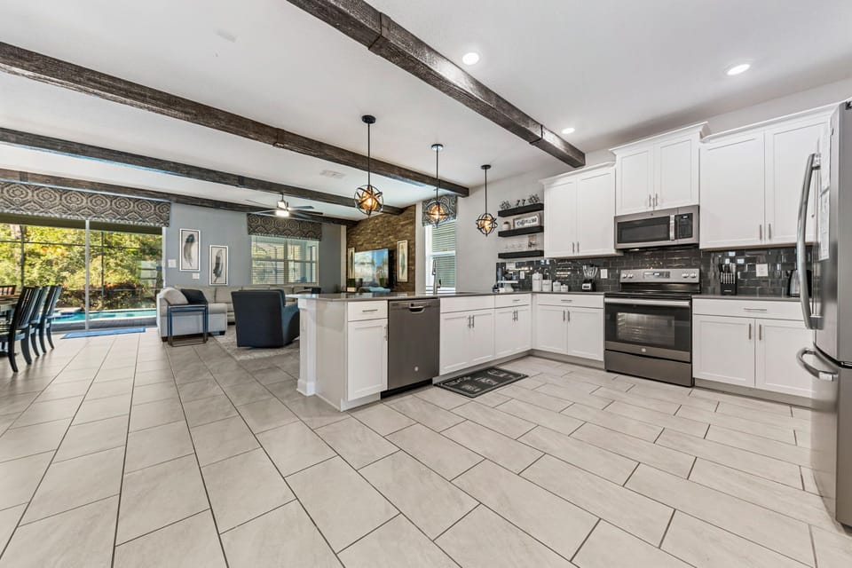 Cook in Style – Sleek Kitchen with Open Layout!