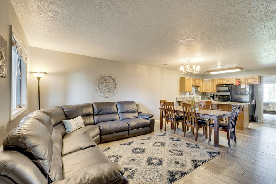 Living Room | Free WiFi | Central Heating & A/C | Smart TV