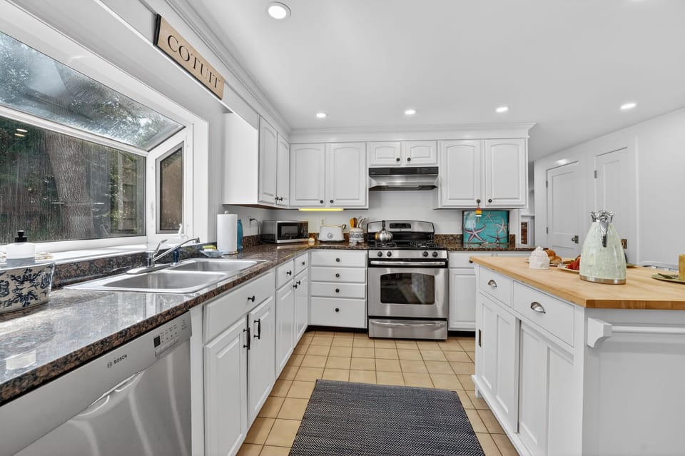 Our kitchen has everything you need, wrapped in warmth!