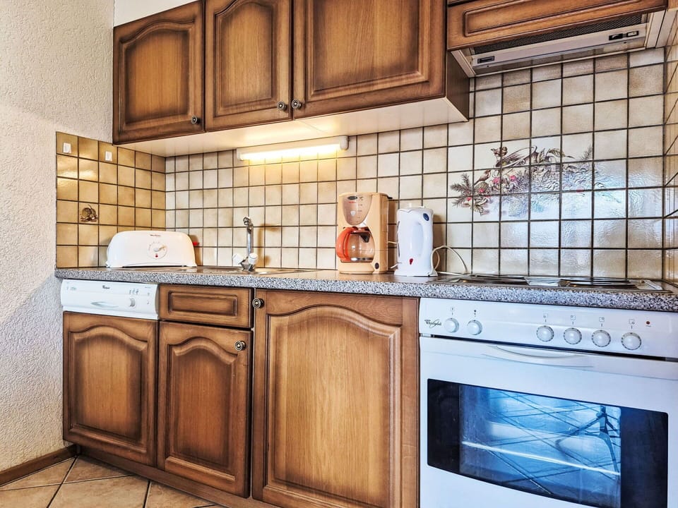 Kitchen, Countertop, Kitchen Appliance, Cabinetry, Major Appliance, Interior Design, Flooring, Tap, Plumbing Fixture, Floor