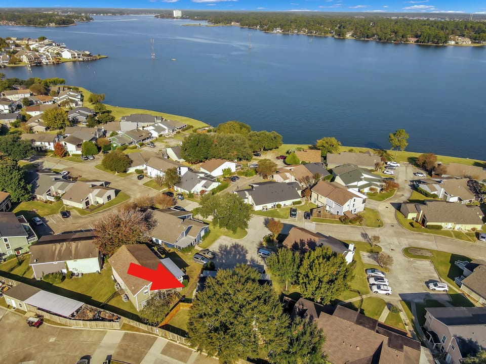 Centrally Located - 2 minute walk to Lakefront
