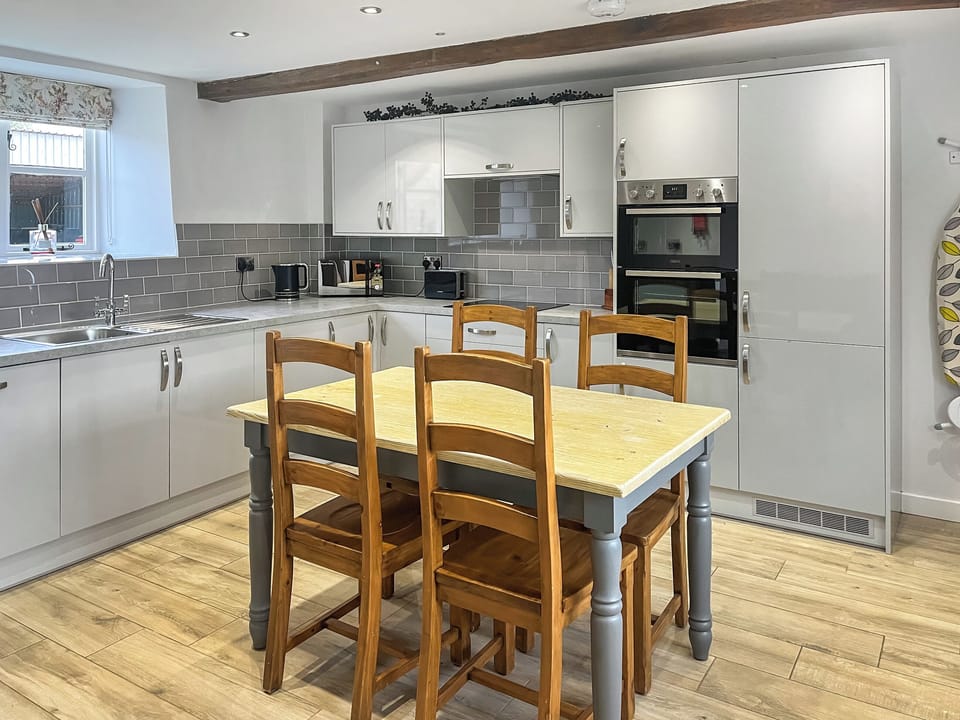 Kitchen/diner | The Farmhouse - Croft Farm, Thornhaugh, near Stamford