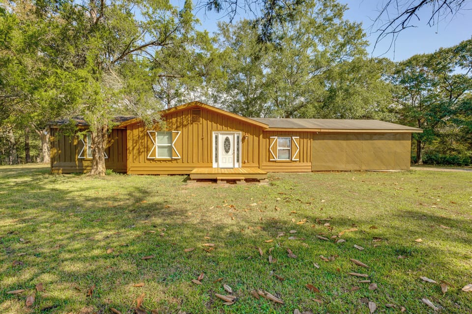 Poplarville Vacation Rental | 4BR | 2BA | Steps Required | 2,500 Sq Ft