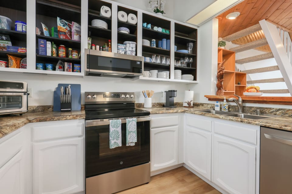 Kitchen - Open to the dining, living room - easy to enjoy family/ friends/ views