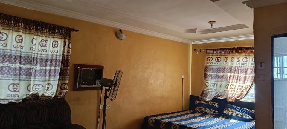 Deluxe Double Room, City View | Desk