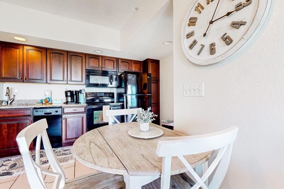 Enjoy meals together during your beach stay in this cozy coastal dining area, set beside a fully equipped kitchen. A welcoming space for breakfast before the beach or relaxed dinners after a day by the ocean.