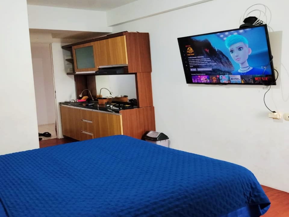 Basic Studio | Desk, laptop workspace, free WiFi