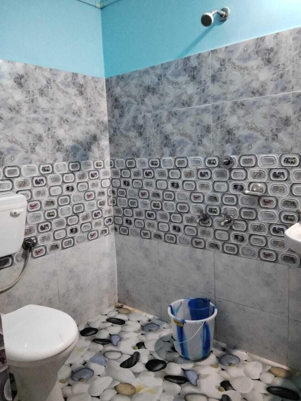 Shower, free toiletries, towels, soap