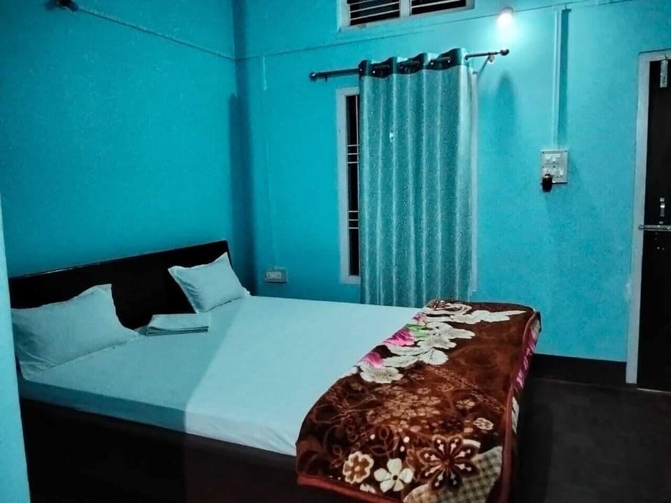 Deluxe Room, Smoking | Desk, laptop workspace, rollaway beds (surcharge), bed sheets