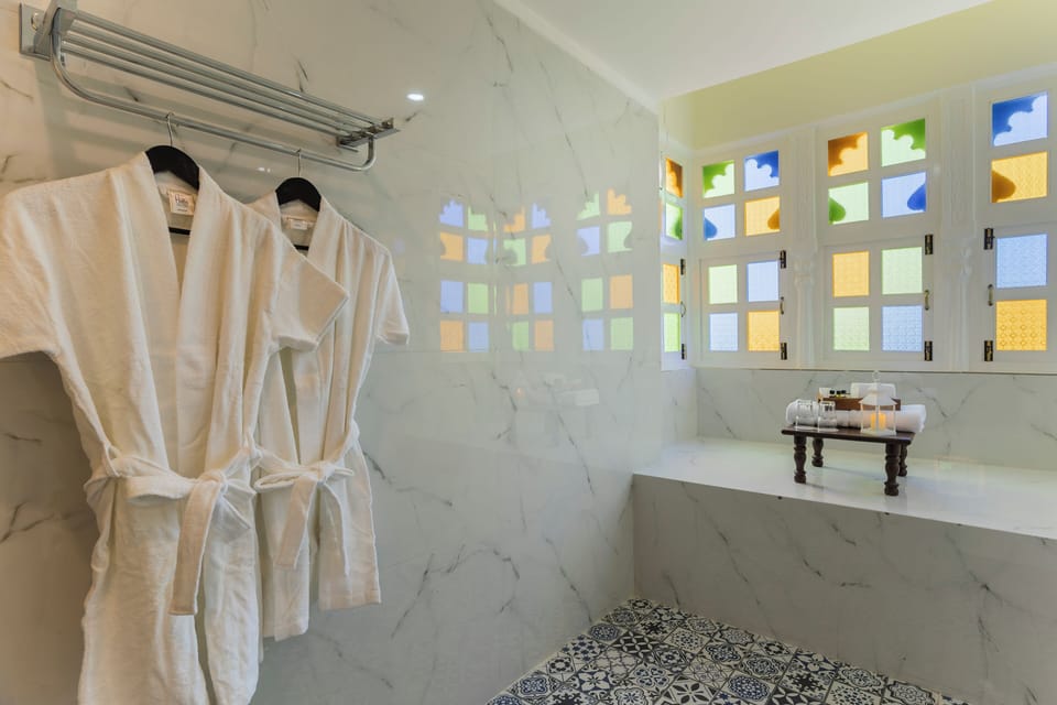Premier Suite, Balcony, Garden View | Bathroom | Combined shower/tub, free toiletries, hair dryer, slippers