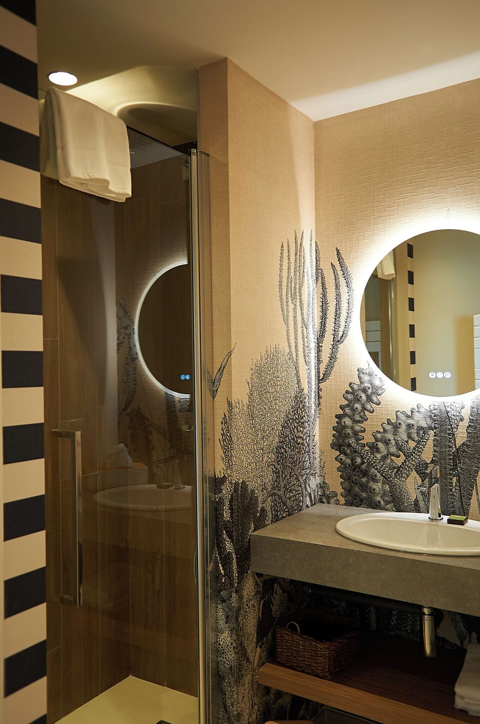 Chambre Double Classique vue mer | Bathroom | Free toiletries, hair dryer, towels, soap