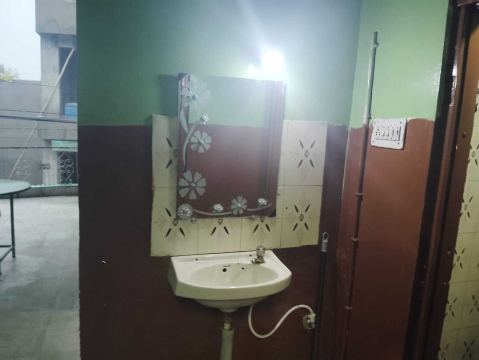 Villa | Bathroom | Shower, towels, soap, shampoo