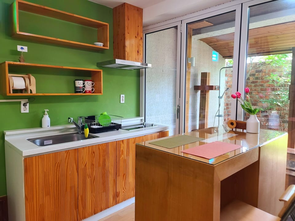 Olive  | Private kitchenette | Fridge, microwave, stovetop, coffee/tea maker