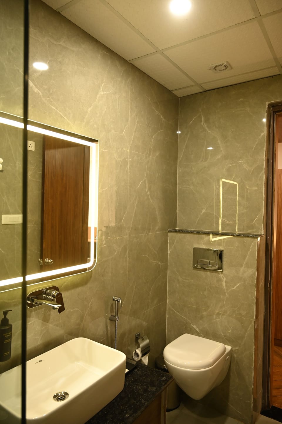 Deluxe Double Room | Bathroom | Shower, slippers, towels, soap