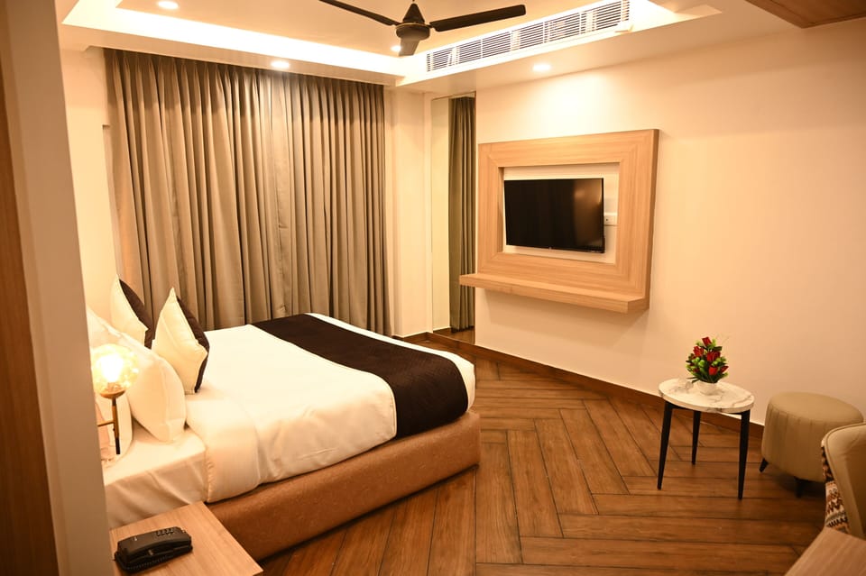 Executive Double Room | In-room safe, desk, iron/ironing board, free WiFi