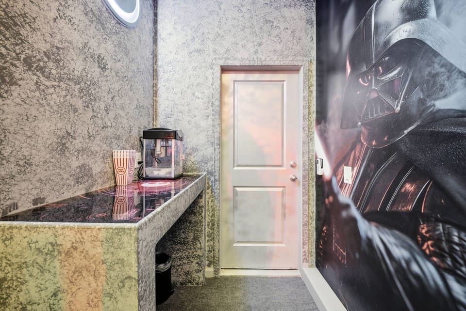 Discover a unique corner with a stunning mural that embodies adventure. The sleek dark countertop enhances the textured wall, making it an ideal spot to enjoy a drink or plan your next outing.