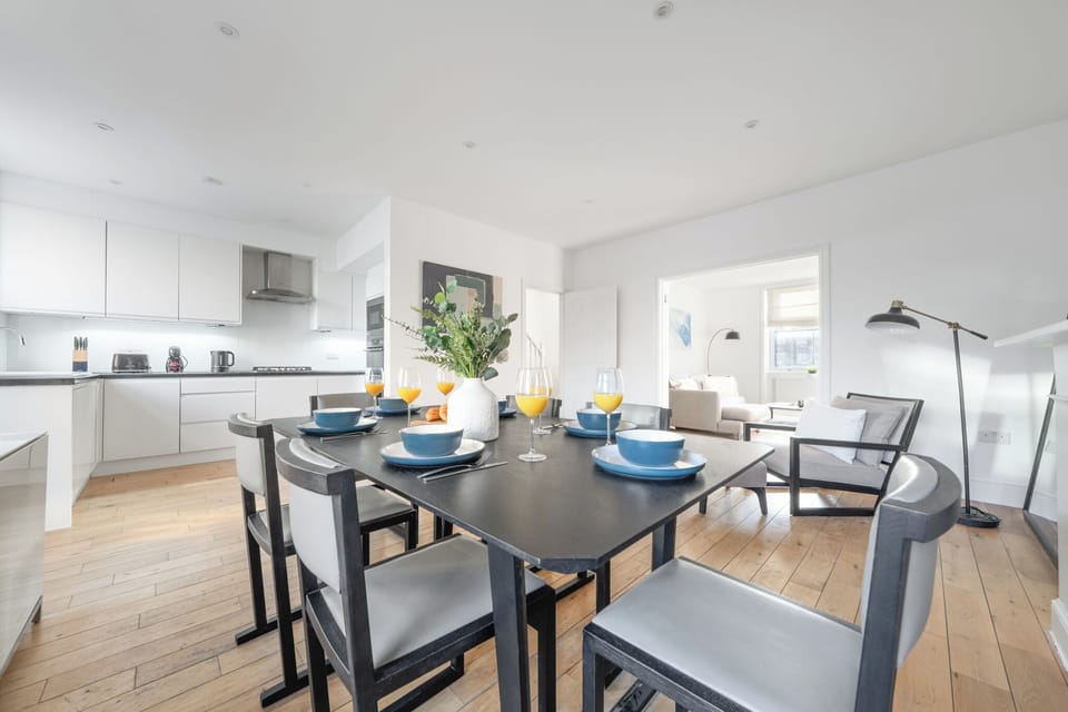 City Apartment, 3 Bedrooms, Non Smoking, City View | In-room dining