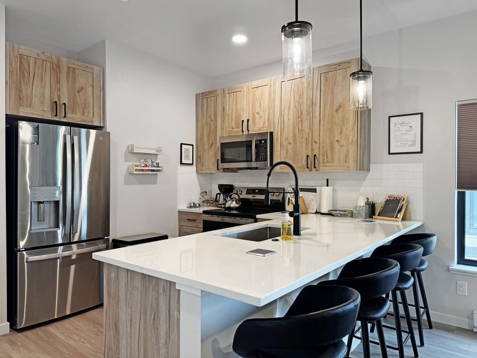[kitchen] large island with seating for 4. light and bright.