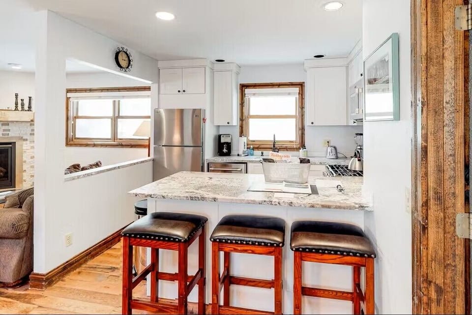 Kitchen - Bar seating for 3
