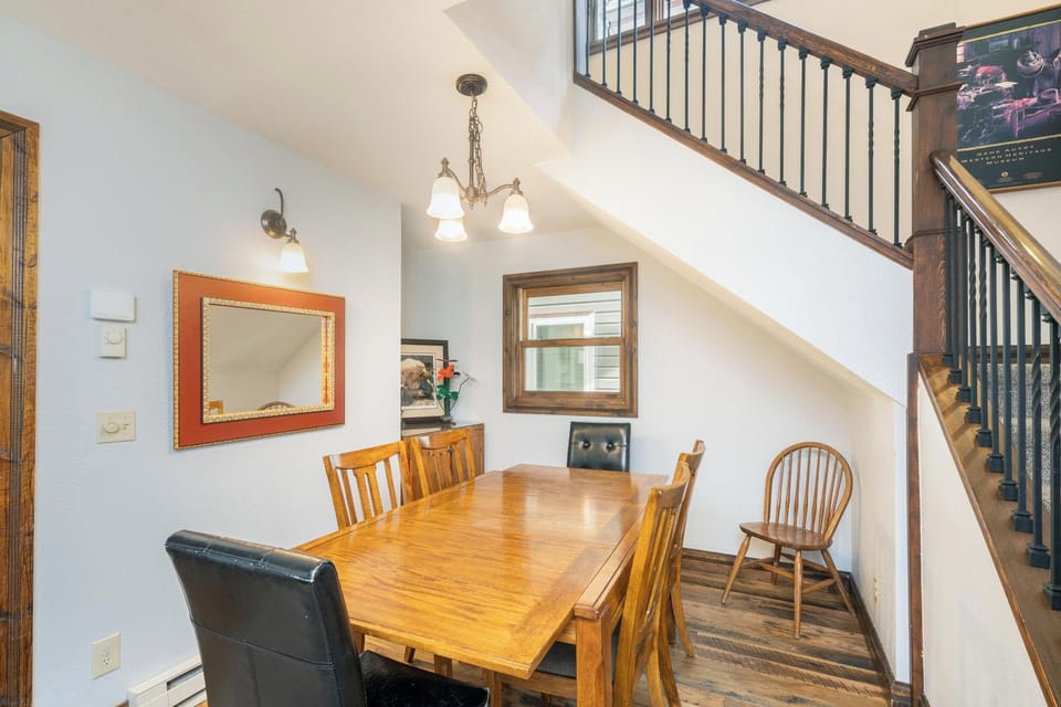 Dining Room - Dining table seating for 6