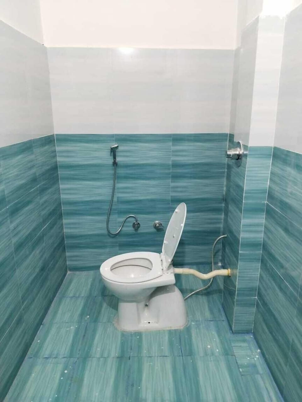 Shower, towels, soap, shampoo