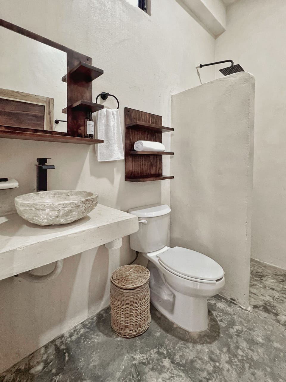 Double Room, Balcony | Bathroom | Shower, towels, soap, shampoo