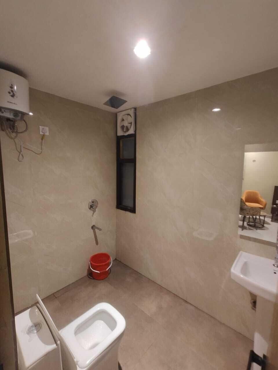 Presidential Room | Bathroom | Free toiletries, toilet paper